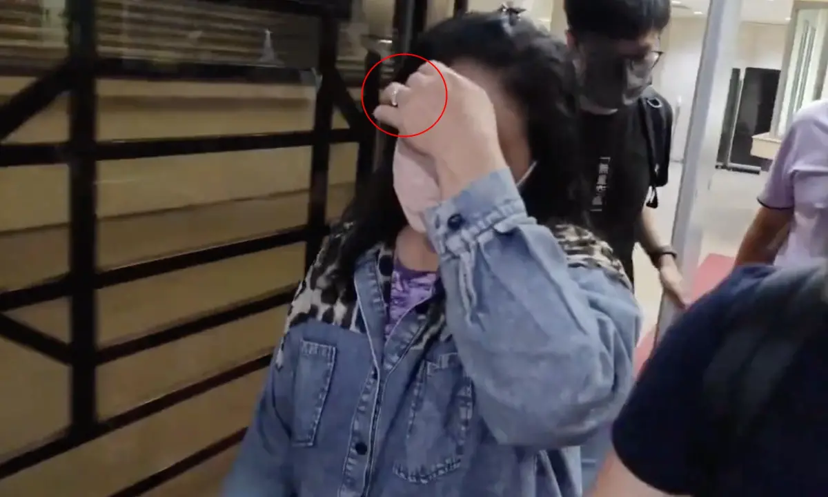 ▲「小英男孩」鄭亦麟涉綠能收賄遭聲押，其母親現身時左手大鑽戒成焦點。（圖／翻攝畫面）