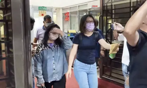 ▲「小英男孩」鄭亦麟涉綠能收賄遭聲押，其母親現身時左手大鑽戒成焦點。（圖／翻攝畫面）