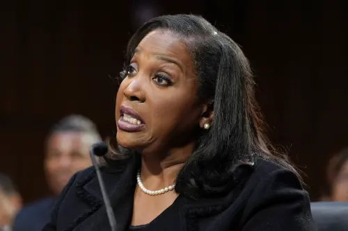 百年頭一遭！川普閃電開除聯準會理事「對抗升級」　黃金美元震盪
