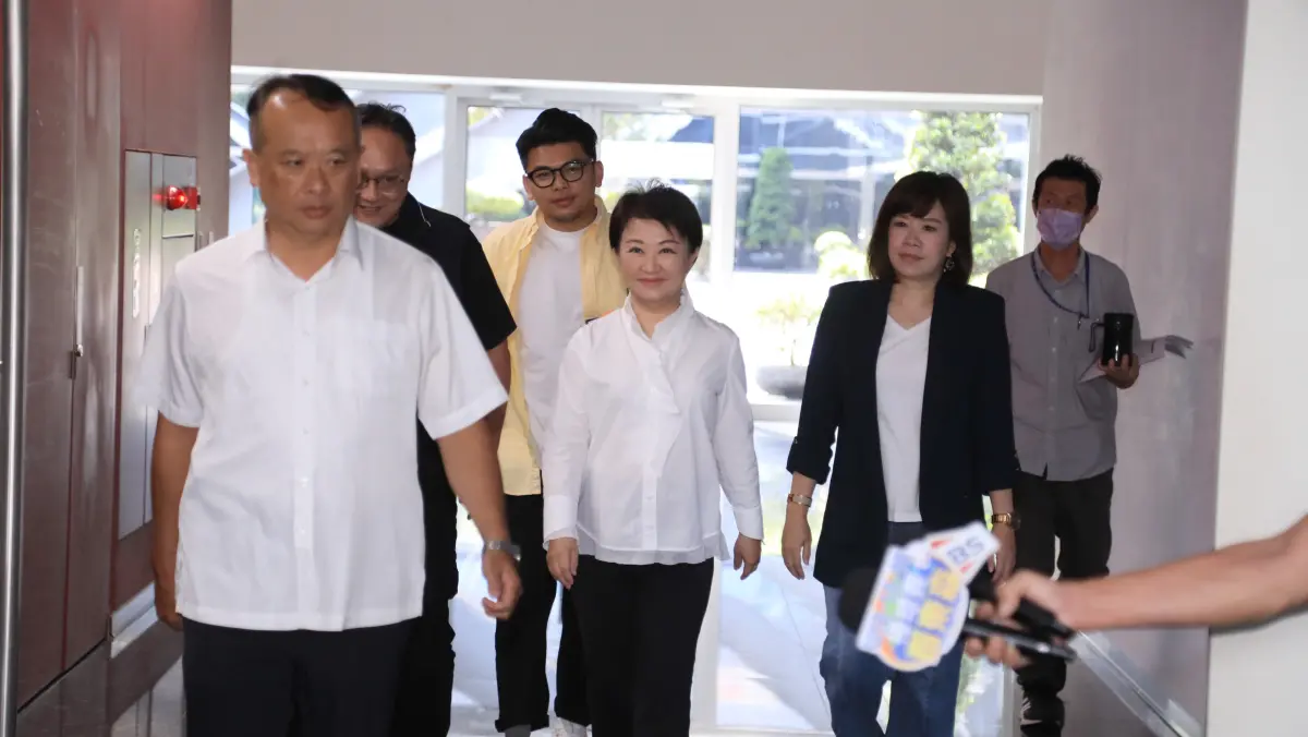 ▲盧秀燕被媒體問及「一個太陽」，立即停止交談微笑經過。（圖／台中市政府提供，2025.08.26）