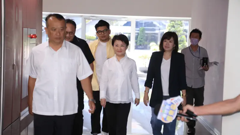 ▲盧秀燕被媒體問及「一個太陽」，立即停止交談微笑經過。（圖／台中市政府提供，2025.08.26）