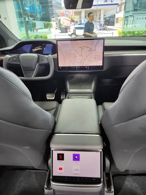 ▲▲Tesla Model S 與 Model X 車內搭載3個實時車載螢幕，包括前排 17.4 吋觸控螢幕、方向盤上方的螢幕，以及此次改款新增的後座 9.4 吋多媒體螢幕。（圖／記者吳翊緁攝）