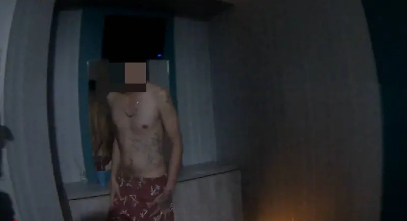 ▲5條通在養生館遇警盤查  因說不出「生肖」遭警拆穿！（圖/記者鄧力軍翻攝）