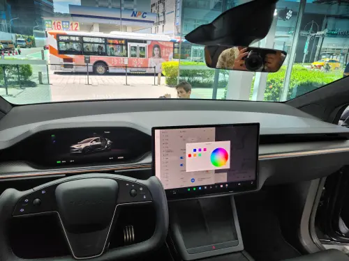 ▲Model S 與 Model X 兩車系內裝新增環艙多色氣氛燈。（圖／記者吳翊緁攝）