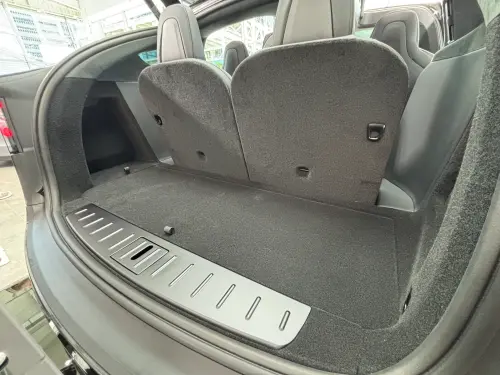 ▲Model X 後行李廂空間深度增加了 2mm。（圖／記者徐銘穗攝）