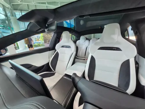 ▲特斯拉白色內裝需加價6.5萬選購。（圖／記者吳翊緁攝）