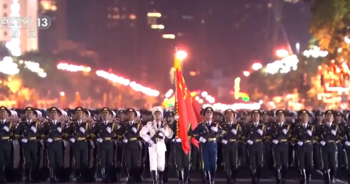 ▲中國將於9月3日舉行閱兵，8月23日晚間至24日清晨，北京天安門地區舉行閱兵式的綜合演練。（圖／翻攝自微博）