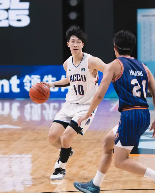 ▲宋昕澔在本次賽會連續繳出火燙表現，準決賽對蒙古額圖根大學轟下24分，冠軍戰再度攻下29分、12籃板與6助攻，並送出關鍵阻攻，成為政大奪冠頭號功臣。（圖／取自政大雄鷹臉書）