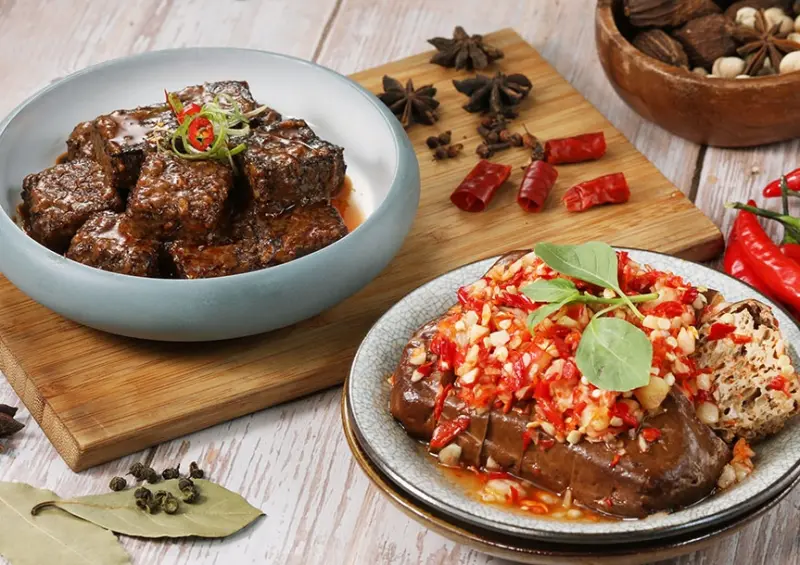 ▲鼎王餐飲集團推出新品牌「六米麻辣滷味」，插旗西門商圈已試營運，菜單曝光，有銷魂麻辣米血50元、蒜小辣烏龍豆干55元，最低價品項鑫鑫腸只要30元。（圖／翻攝六米麻辣滷味臉書）