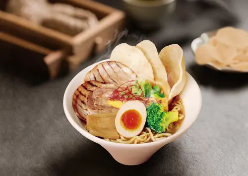 ▲台灣連鎖拉麵「麵匡匡」推出金甘蝦 味噌拉麵，分三種價格， 標準175元、豬鷄繁盛235元、豪華套餐260元。（圖／麵匡匡提供）