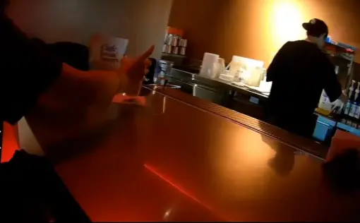 ▲46歲顏姓男子自稱「黑道律師」，上月才於台中因騷擾被捕，今竟「北上」再犯，還囂張拿手機嗆警違法蒐資。（圖／翻攝畫面）