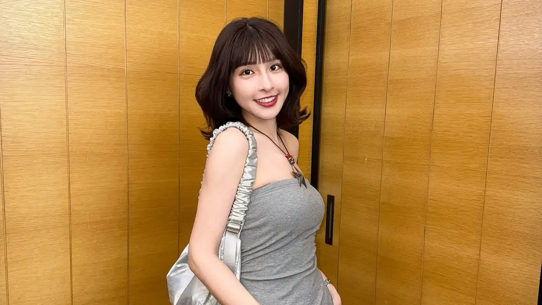 ▲峮峮今（26）日在IG廣播專區自白，因工作撞期將缺席部分開場舞，怕被誤解成「薪水小偷」，因此主動澄清僅領半薪，讓不少粉絲都十分心疼，直言她「被罵怕了」。（圖／翻攝自峮峮IG@qun_04）