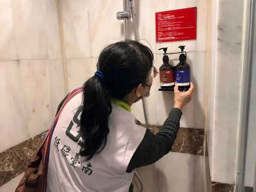▲境部自今年1月起，全面實施旅宿業減塑新制，要求沐浴乳、乳液、洗髮乳及潤髮乳等4項液態盥洗用品須改以180毫升以上的固定式或掛壁式瓶裝提供。（圖／南市府提供）