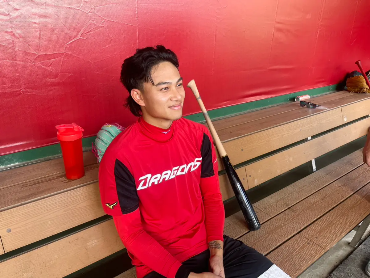 ▲味全龍王牌徐若熙前日傳出左腿被蚊蟲叮咬，傷口擴大引發蜂窩性組織炎下二軍，跳過兩次先發，今（26）日他現身時左腿仍纏著紗布，也跟媒體還原事發經過。（圖／記者林子翔攝）