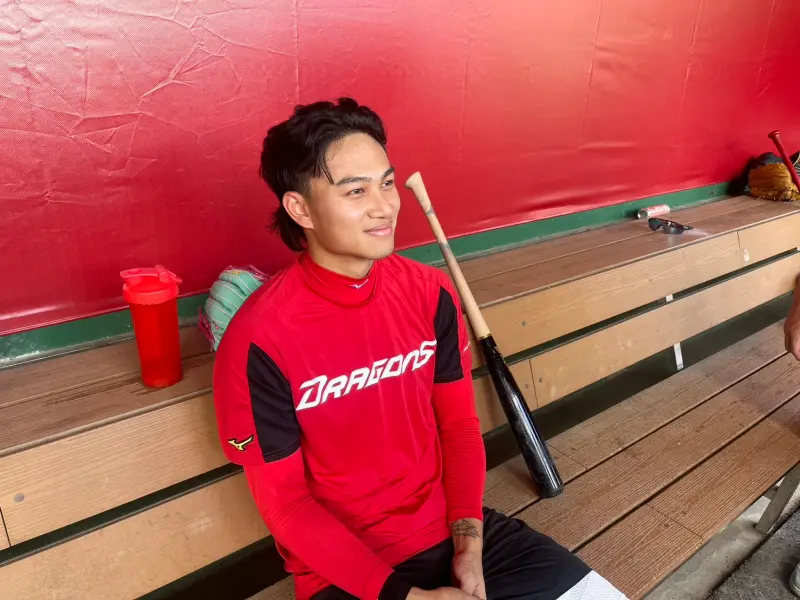 ▲味全龍王牌徐若熙前日傳出左腿被蚊蟲叮咬，傷口擴大引發蜂窩性組織炎下二軍，跳過兩次先發，今（26）日他現身時左腿仍纏著紗布，也跟媒體還原事發經過。（圖／記者林子翔攝）