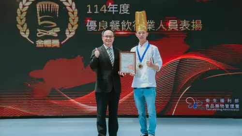 ▲Cozzi THE Roof 副主廚張哲源榮獲「2025金帽獎新秀廚師」肯定。（圖／和逸飯店‧高雄中山館提供）