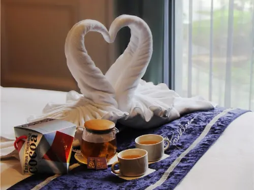 ▲麗尊集團特別攜手屏東金牌巧克力品牌「TC巧舖」，推出七夕情人節限定迎賓禮。（圖／麗尊集團提供）