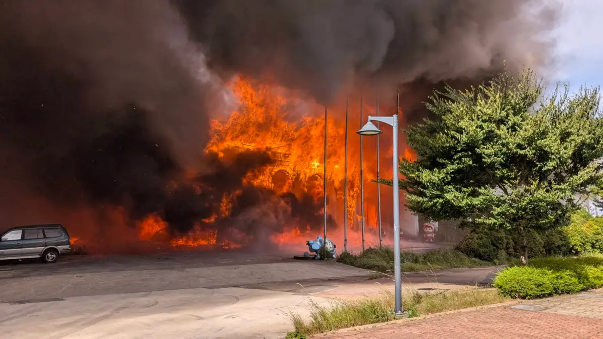 ▲今天下午桃園龜山樣品屋發生大火，火勢猛烈濃煙竄天。（圖／桃園市消防局提供）