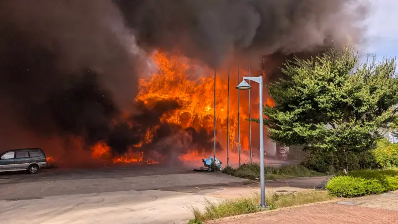 ▲今天下午桃園龜山樣品屋發生大火，火勢猛烈濃煙竄天。（圖／桃園市消防局提供）