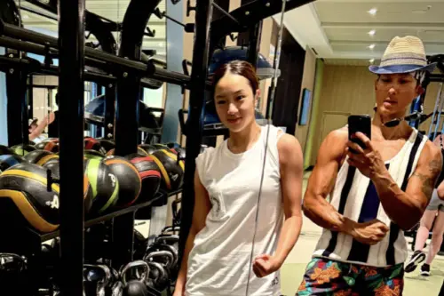 ▲吳尊（右）女兒NeiNei已經14歲，她常常和爸爸一起健身，曬出壯碩的手臂肌肉，震驚粉絲。（圖／翻攝自微博＠吳尊）