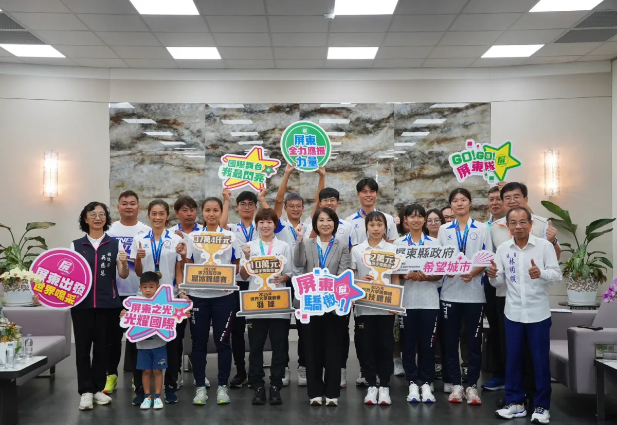 ▲世大運溜冰亞錦賽，屏東選手在世界舞台勇奪多項獎牌，周春米接見並頒發體育獎勵金。（圖／屏東縣府提供）