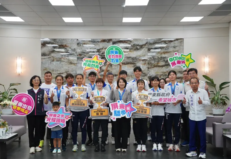 ▲世大運溜冰亞錦賽，屏東選手在世界舞台勇奪多項獎牌，周春米接見並頒發體育獎勵金。（圖／屏東縣府提供）