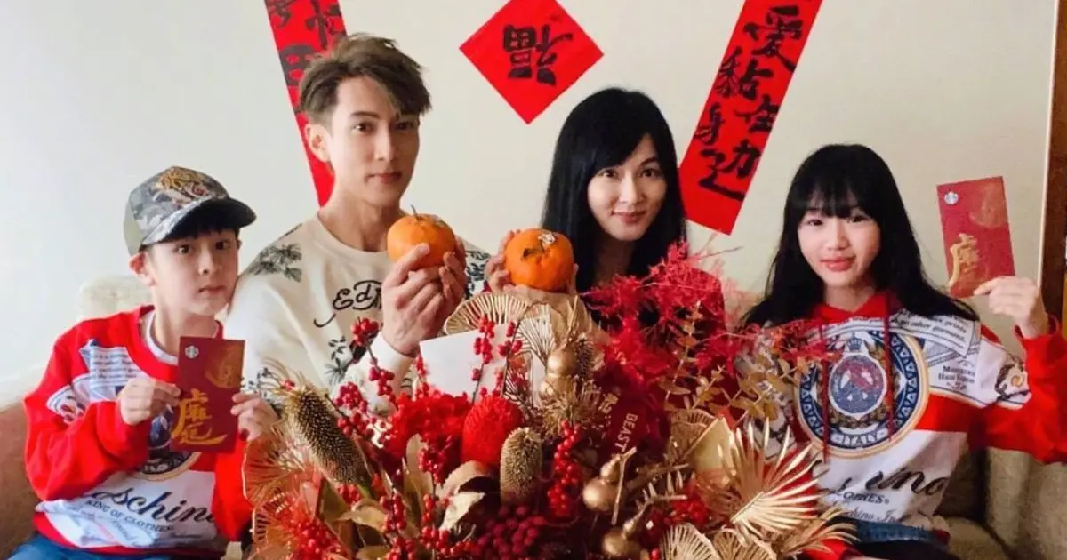 ▲吳尊（右）女兒NeiNei已經14歲，她常常和爸爸一起健身，曬出壯碩的手臂肌肉，震驚粉絲。（圖／翻攝自微博＠吳尊）