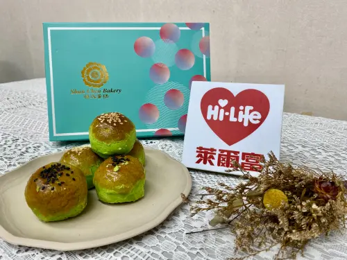 ▲順成蛋糕「斑蘭蛋黃酥禮盒（售價399元）」斑蘭葉搭配綿密芋泥與細緻豆沙，綻放出獨特清香。（圖／萊爾富提供）