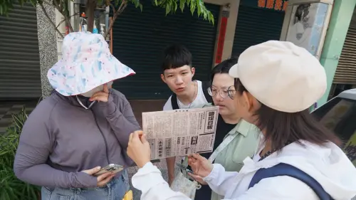 ▲《屋與角—埕封的記憶》從報紙中找舊地圖線索。（圖／高市府文化局提供）