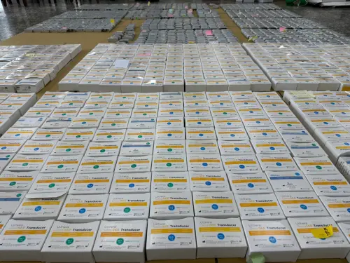 ▲黑心醫美團隊竄改晶片，將原本設計為一次性的一流醫美探頭「回充」成可重複使用的偽冒品。（圖／警方提供）