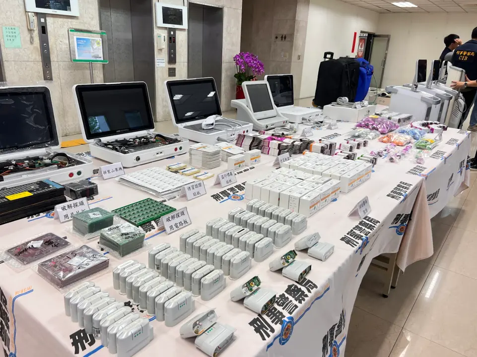 ▲警方查扣大量非法醫美器材，查獲侵權市值高達新台幣10億元。（圖／警方提供）