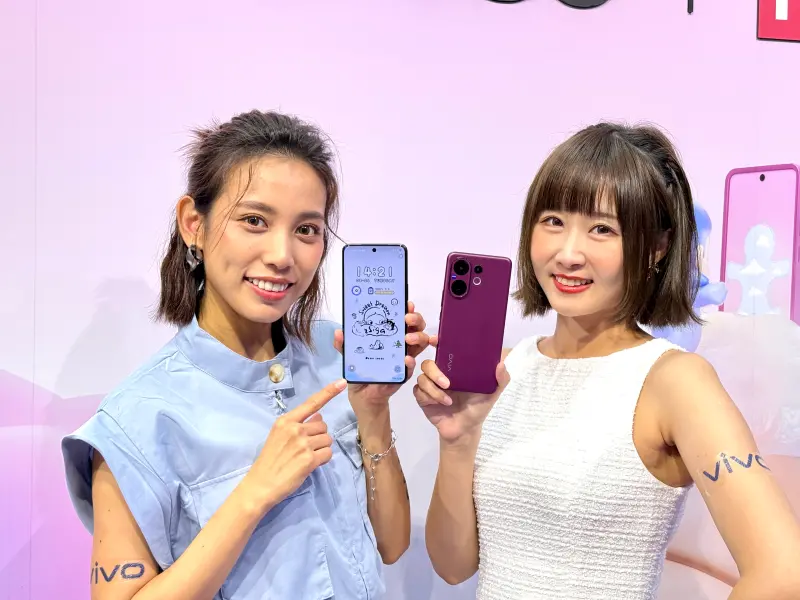 ▲vivo V60 攜手泡泡瑪特超人氣IP ZSIGA推聯名款，桌面圖片可享受類似抽盲盒的方式設計，早鳥購機有機會拿到泡泡瑪特聯名禮盒。（圖／記者周淑萍攝）