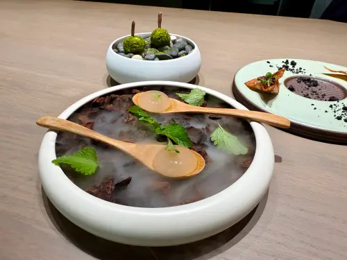 ▲君尹Brisé夏季菜單「開胃小點」，吃盡夏日晨昏。（圖／記者蕭涵云攝）