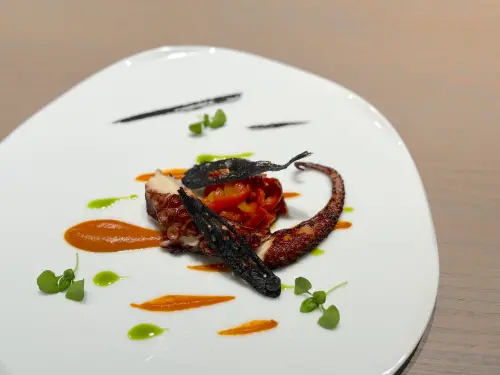 ▲「章魚佐甜椒」象徵Chef Pili領導君尹Brisé團隊的自我介紹之作。（圖／記者蕭涵云攝）