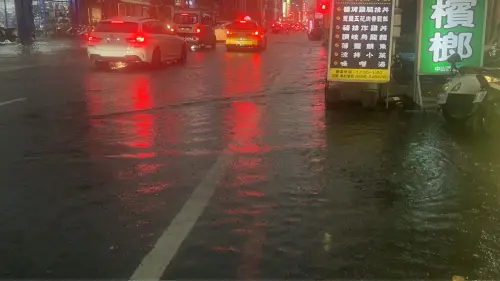 ▲高雄鳳山區文衡路、建國路路面積水。