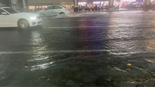 ▲目測道路積水深度大約在人的腳踝。（圖／高雄市議員李雅靜臉書）