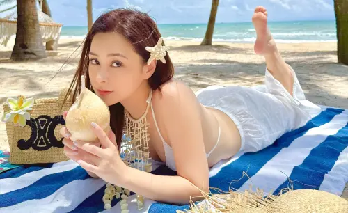 ▲44歲阿嬌再度成功瘦身！性感比基尼辣照曝　粉絲驚：根本大學生。（圖／阿嬌IG@q_gill）