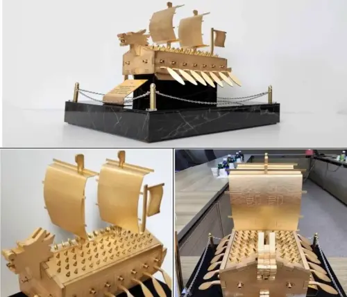 ▲韓國總統李在明25日訪問白宮，帶來高爾夫球桿、龜船模型和MAGA帽給美國總統川普。（圖／翻攝自Ｘ／kkommi6）