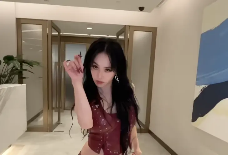 ▲藝人蔡依林（如圖）釋出15秒熱舞片，她攜舞群火辣開跳，大方展現修長美腿與緊實水蛇腰，霸氣氣場驚豔粉絲直呼「太狂」。（圖／翻攝自JOLIN 蔡依林@jolin_cai YouTube頻道）