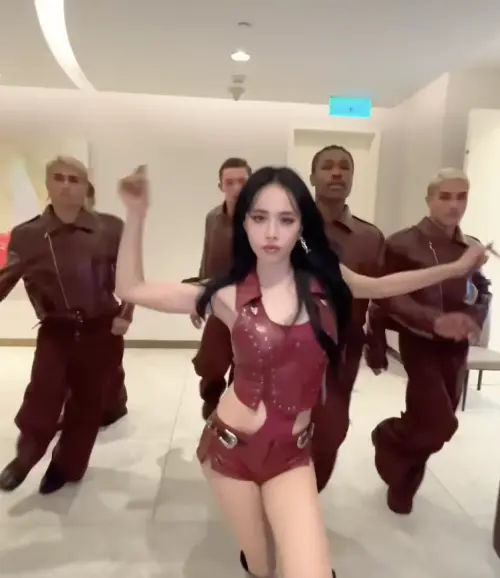 ▲蔡依林（最中）穿酒紅馬甲搭配短褲長靴，性感與颯氣兼具。（圖／翻攝自JOLIN 蔡依林@jolin_cai YouTube頻道）