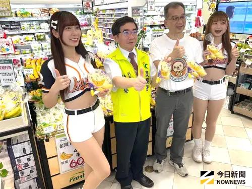 ▲農業部農糧署副署長陳啟榮(左2)、7-ELEVEN行銷群資深協理林啟昌(右2)，以及統一獅職棒啦啦隊小美、包子共同為國產香蕉行銷記者會活動揭開序幕。(圖／記者黃守作攝，2025.08.26)