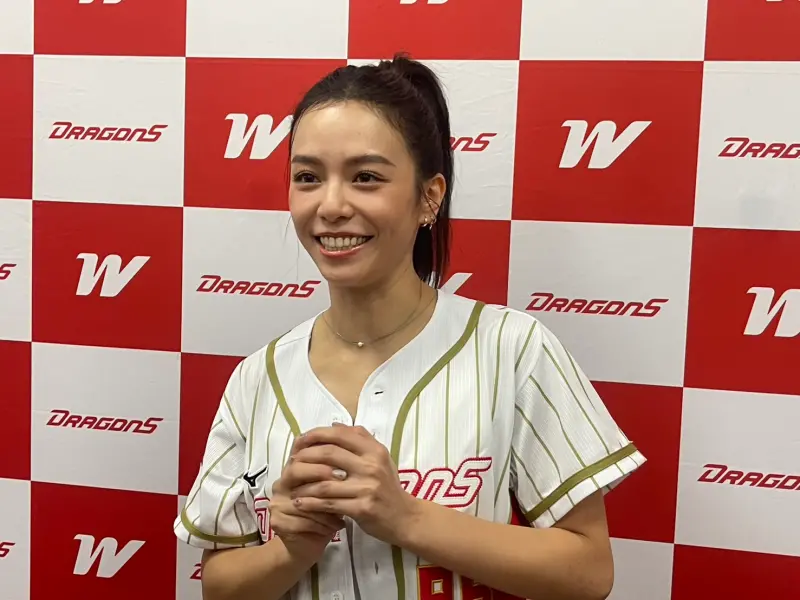 ▲《96分鐘》女主角宋芸樺今（26）日受邀到味全龍主場開球，這已經是他生涯第3場開球，但仍坦言仍緊張，還好在投手李超指導下順利完成投球，因此宋芸樺很感謝李超。（圖／記者林子翔攝）