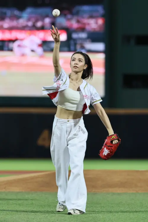 ▲台灣電影《96分鐘》女主角宋芸樺今（26）日受邀到味全龍主場開球，最終投出沒有落地的漂亮好球。（圖／味全龍提供）