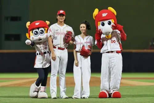 ▲宋芸樺今（26）日受邀到味全龍主場開球，感謝李超場邊諸多指導。（圖／味全龍提供）