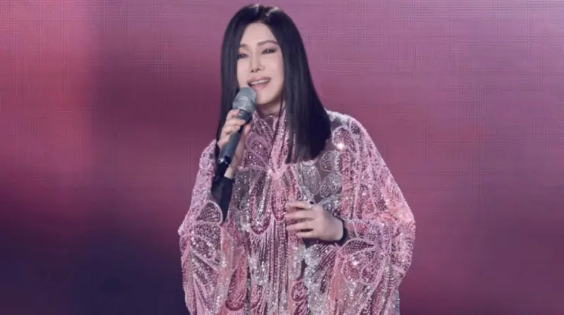 ▲江蕙（如圖）的《2025江蕙演唱會》台北小巨蛋只剩4場，今（26）日晚間開唱，好友費玉清以「蝴蝶大禮」全程陪伴，另外，許富凱、林心如、周蕙、彭佳慧等大咖好友都坐在台下支持她。（圖／寬宏藝術提供）