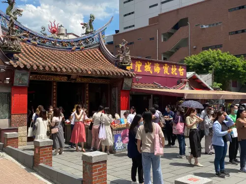 七夕情人節即將到來,台北最知名的月老廟霞海城隍廟也出現大量求姻緣的單身男女。(圖/記者潘毅攝) ▲台北最知名的月老廟霞海城隍廟不只能夠求姻緣,也有許多粉絲前往祈求演唱會購票順利。(圖/記者潘毅攝)