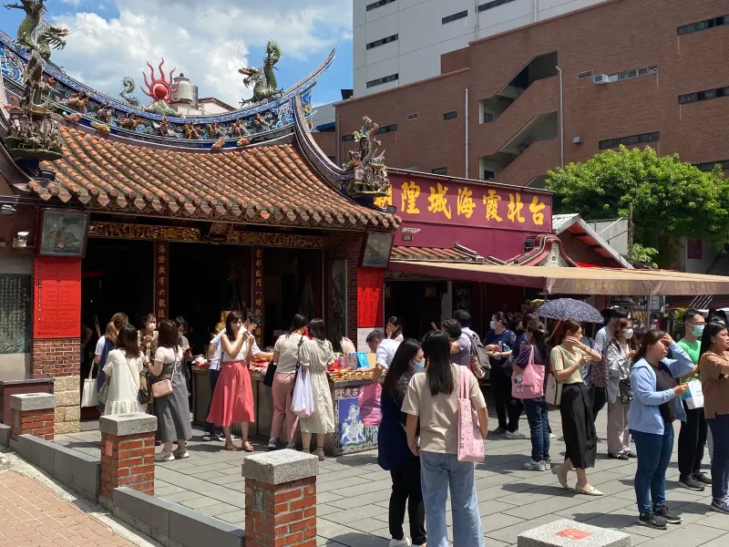 ▲農曆8月15日不只是中秋節，也是月老生日，民俗專家楊登嵙表示，這天正好是拜月老的好時機。（圖／記者潘毅攝）