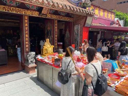 ▲柯柏成老師提醒，單身求桃花的朋友，若去月老廟求姻緣，今年可以多加留意，可以按照廟方的建議走完祭拜程序，包含期望理想對象的條件要盡量具象化。（圖／記者潘毅攝）