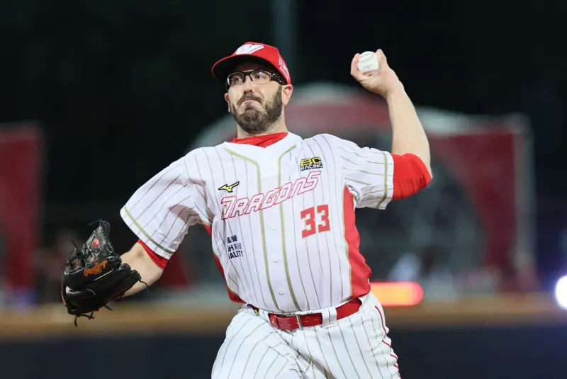 ▲面臨期末考的味全龍洋投龍聖，則在可能的中職告別戰中，投出7局失1分代表作，味全龍最後在延長十局跟對手說再見，以2：1驚險守住勝利。（圖／味全龍提供）