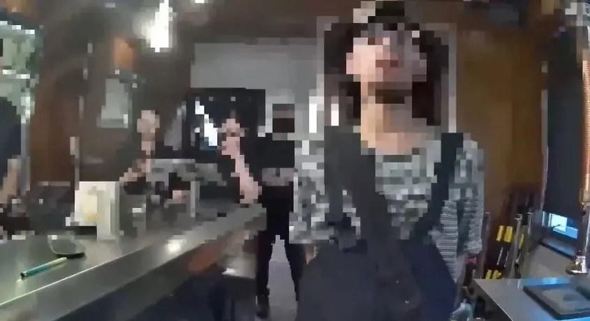 ▲30歲蕭姓男子訂位北市中山區「金豬食堂」因遲到遭取消，員警到場制止蕭男暴走。（圖／翻攝畫面）